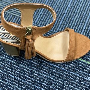 HEEL SANDAL IN CAMEL